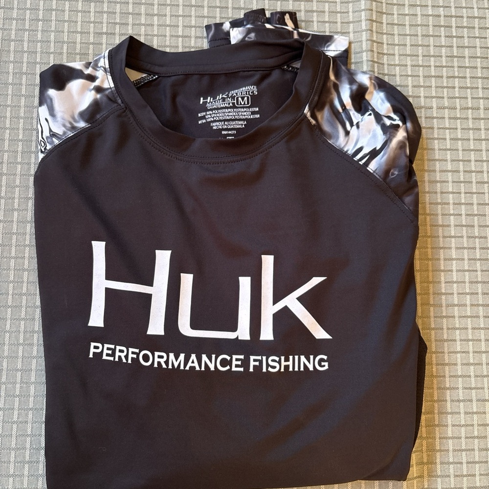 Huk Black and White Performance Shirt Fishing/Outdoor